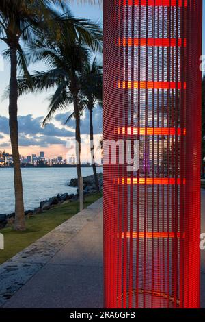 Miami Beach, Florida, USA. Auffällige Schildkröten-freundliche Lichtinstallation im South Pointe Park, South Beach, Dämmerung, Downtown Miami im Hintergrund. Stockfoto