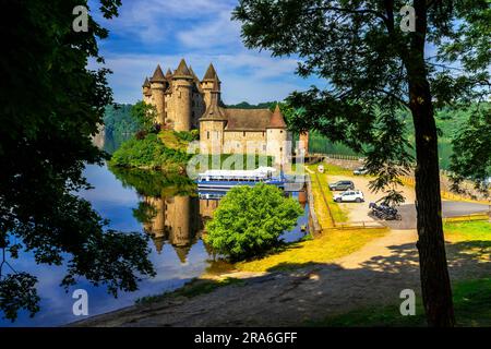 Chateau de Val, Lanobre, Auvergne-Rhône-Alpes, Frankreich. Das märchenhafte Schloss aus dem 15. Jahrhundert mit seinen sechs Türmen, gekrönt von konischen Dächern und seiner eleganten, Stockfoto