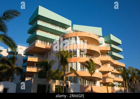 Miami Beach, Florida, USA. Ocean Place, ein farbenfroher SoFi Wohnkomplex, Ocean Drive, South Beach. Stockfoto