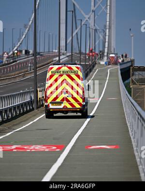 Highway Maintenance Vehicle on A Cycle Lane on the Forth Road Bridge, Edinburgh, Vereinigtes Königreich, UK. Hochformat Foto. Stockfoto