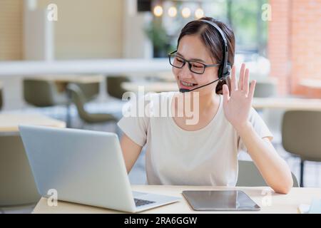 Asiatische Schülerin Online-Lernklasse Online-Videoanruf Zoomlehrerin, Happy Girl telefoniert online mit Laptop. Stockfoto