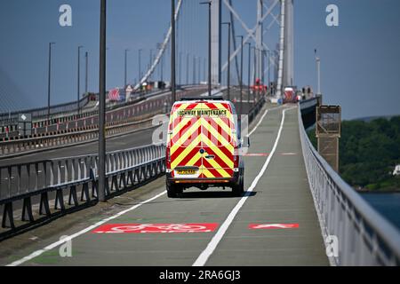 Highway Maintenance Vehicle on A Cycle Lane on the Forth Road Bridge, Edinburgh, Vereinigtes Königreich, UK. Querformat. Stockfoto