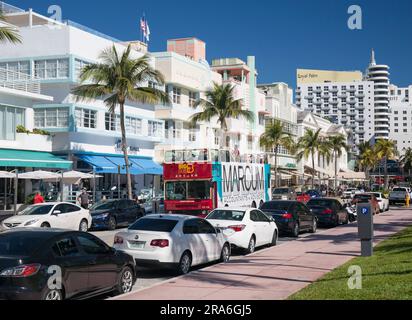 Miami Beach, Florida, USA. Bus mit offenem Oberdeck auf dem Ocean Drive, Miami Beach Architectural District, South Beach. Stockfoto