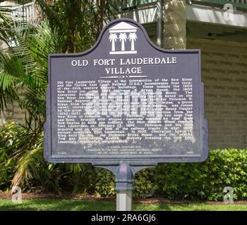 Fort Lauderdale, Florida, USA. Schild mit der historischen Stätte Old Fort Lauderdale Village, Riverwalk Park, Downtown District. Stockfoto