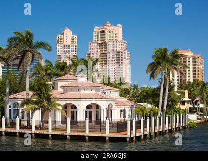 Fort Lauderdale, Florida, USA. Niedrig- und Hochhaushotel neben dem Intracoastal Waterway im Dolphin Isles Viertel. Stockfoto