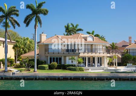Fort Lauderdale, Florida, USA. Luxuriöses Herrenhaus am Wasser mit Blick auf den New River und Stranahan River, Harbor Beach District. Stockfoto