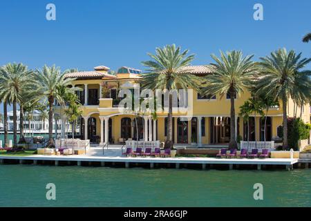 Fort Lauderdale, Florida, USA. Luxuriöses Herrenhaus am Wasser mit Blick auf den New River und Stranahan River, Harbor Beach District. Stockfoto