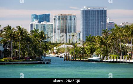 Fort Lauderdale, Florida, USA. Sehen Sie den New River entlang zu den Wolkenkratzern und Gärten am Wasser im Viertel Rio Vista Isles. Stockfoto