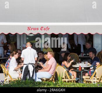 Miami Beach, Florida, USA. Gäste auf der Terrasse des News Cafe, Ocean Drive, Miami Beach Architectural District, South Beach. Stockfoto