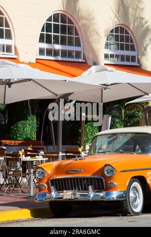 Miami Beach, Florida, USA. Das berühmte Chevrolet Bel Air vor dem Edison Hotel, Ocean Drive, Miami Beach Architectural District, South Beach. Stockfoto