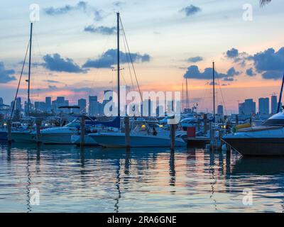 Miami Beach, Florida, USA. Blick in der Dämmerung auf den Miami Beach Marina vom South Pointe Park, South Beach, Downtown Miami im Hintergrund. Stockfoto