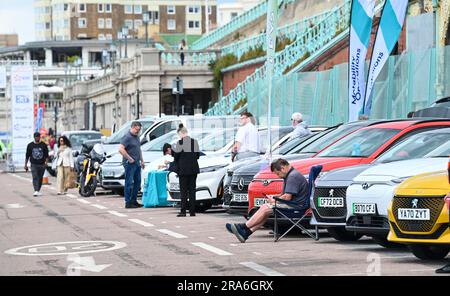 Brighton UK, 1. Juli 2023 - Teilnehmer an der London to Paris Electric Vehicle Rally am Brighton Seafront, bevor sie später am Tag auf die letzte Etappe ihrer Reise nach Frankreich aufbrechen : Credit Simon Dack / Alamy Live News Stockfoto