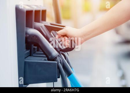 EV-Ladestation Dockenkopf Handhalterung für moderne Elektrofahrzeuge neuer Energiestandard für die Fahrzeugleistung. Stockfoto