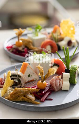 Banketttisch mit Catering-Service, Vorspeisenplatte mit verschiedenen Snacks Stockfoto