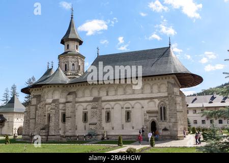 PUTNA, RUMÄNIEN - 30. APRIL 2023: Dies ist eine Klosterkathedrale (19. Jahrhundert) im traditionellen rumänischen Stil auf dem Gebiet des berühmten Klosters Stockfoto