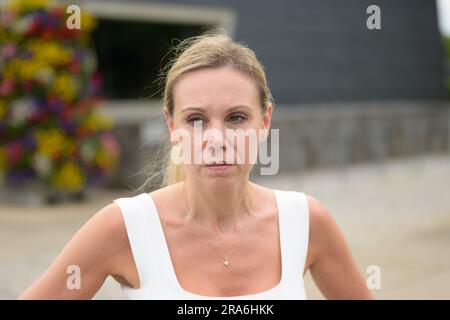 Porträt einer attraktiven 40-jährigen Frau, die zur Seite blickt, verärgert Stockfoto