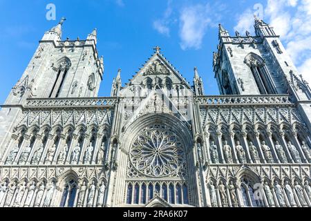 Westfront der Nidaros-Kathedrale aus dem 13. Jahrhundert (Nidarosdomen) Kongsgårdsgata, Trondheim, Trøndelag County, Norwegen Stockfoto