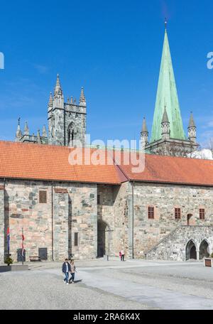 Nidaros-Kathedrale (Nidarosdomen) aus dem Palast des Erzbischofs (Erkebispegården), Kongsgårdsgata, Trondheim, Kreis Trøndelag, Norwegen Stockfoto