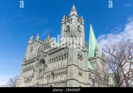 Westfront der Nidaros-Kathedrale aus dem 13. Jahrhundert (Nidarosdomen) Kongsgårdsgata, Trondheim, Trøndelag County, Norwegen Stockfoto