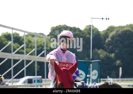 Jockey Daniel Muscutt spritzt an einem heißen Tag bei den York Races Wasser über den California State. Stockfoto