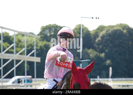 Jockey Daniel Muscutt spritzt an einem heißen Tag bei den York Races Wasser über den California State. Stockfoto