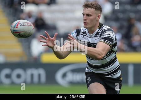 Hull, UK. 01. Juli 2023. Jake Trueman #6 vom Hull FC fängt den Ball während der Betfred Super League Round 17 Hull FC vs Catalans Dragons im MKM Stadium, Hull, Großbritannien, 1. Juli 2023 (Foto von James Heaton/News Images) in Hull, Großbritannien, am 7./1. Juli 2023. (Foto: James Heaton/News Images/Sipa USA) Guthaben: SIPA USA/Alamy Live News Stockfoto