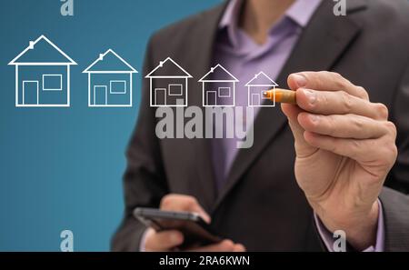 Smart-Home-Technologie-Konzept. Leuchtendes digitales Sicherheits-Schloss-Symbol Hologramm erscheint auf dem Smartphone in den Händen von Geschäftsleuten. SmartHome Sicherheit Stockfoto