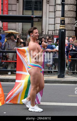 London, Vereinigtes Königreich. 1. Juli 2023 Die Leute marschieren die "Pride in London" Parade 2023. Laura Gaggero/Alamy Live News Stockfoto