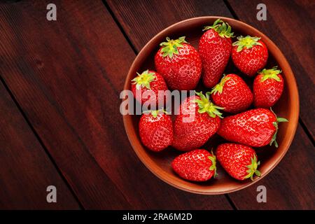 Frische Erdbeeren auf einem Holztisch. Draufsicht. Speicherplatz kopieren Stockfoto