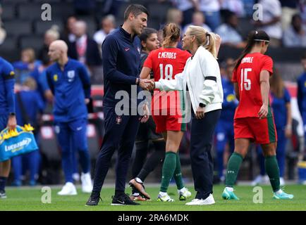 Portugal Manager Francisco Neto (links) schüttelt sich mit der englischen Cheftrainer Sarina Wiegman nach einem internationalen Freundschaftsspiel der Frauen im Stadion MK, Bletchley, die Hand. Bilddatum: Samstag, 1. Juli 2023. Stockfoto