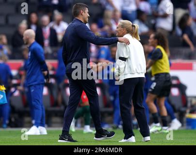 Portugal Manager Francisco Neto (links) schüttelt sich mit der englischen Cheftrainer Sarina Wiegman nach einem internationalen Freundschaftsspiel der Frauen im Stadion MK, Bletchley, die Hand. Bilddatum: Samstag, 1. Juli 2023. Stockfoto