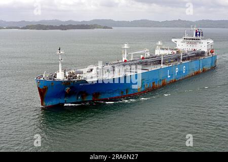 Der Flüssiggastanker Motivator durchquert den Gatun-See während der Durchfahrt des Panamakanals. Stockfoto