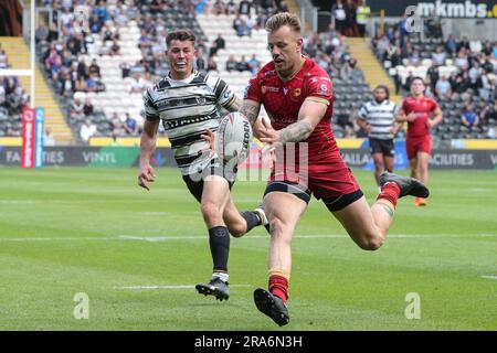 Hull, UK. 01. Juli 2023. Tom Johnstone #24 von Catalans Dragons beansprucht den Ball für seine Seite während der Betfred Super League Runde 17 Hull FC vs Catalans Dragons im MKM Stadium, Hull, Großbritannien, 1. Juli 2023 (Foto von James Heaton/News Images) in Hull, Großbritannien, am 7./1. Juli 2023. (Foto: James Heaton/News Images/Sipa USA) Guthaben: SIPA USA/Alamy Live News Stockfoto