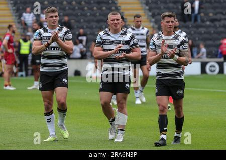 Hull, UK. 01. Juli 2023. Die Spieler des Hull FC applaudieren den Fans nach der Betfred Super League Round 17 Hull FC vs Catalans Dragons im MKM Stadium, Hull, Vereinigtes Königreich, 1. Juli 2023 (Foto von James Heaton/News Images) in Hull, Vereinigtes Königreich, am 7./1. Juli 2023. (Foto: James Heaton/News Images/Sipa USA) Guthaben: SIPA USA/Alamy Live News Stockfoto