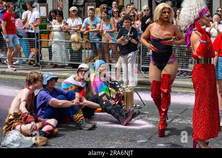 Piccadilly, London, Großbritannien. 1. Juli 2023. Just Stop Oil Demonstranten haben die Pride London Parade gestoppt, indem sie die Straße besprüht und vor dem Coca-Cola-Floß gesessen haben. Die Teilnehmer der Parade wurden mit ihnen zum Umzug reanimiert. Die Polizei hat die Demonstranten schließlich verlegt, damit die Parade fortgesetzt werden kann Stockfoto