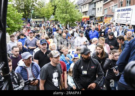 Schepdaal, Belgien. 01. Juli 2023. Fans während der ersten Ausgabe der R.EV Ride, Schepdaal, Dilbeek am Samstag, den 01. Juli 2023. Der Kurs dieser Tour folgt Evenepoels Lieblingstrainings durch Pajottenland, die flämischen Ardennen und die Pays des Collines. BELGA FOTO TOM GOYVAERTS Kredit: Belga News Agency/Alamy Live News Stockfoto