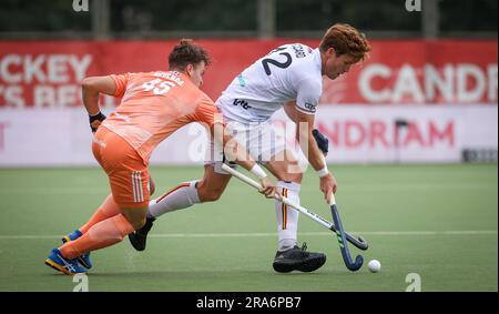 Antwerpen, Belgien. 01. Juli 2023. Belgiens Gauthier Boccard kämpft bei einem Hockeyspiel zwischen der belgischen Nationalmannschaft Red Lions und den Niederlanden um den Ball, Spiel 10/12 in der Gruppenphase der Männer FIH Pro League 2023, Samstag, den 01. Juli 2023 in Antwerpen. BELGA PHOTO VIRGINIE LEFOUR Kredit: Belga News Agency/Alamy Live News Stockfoto