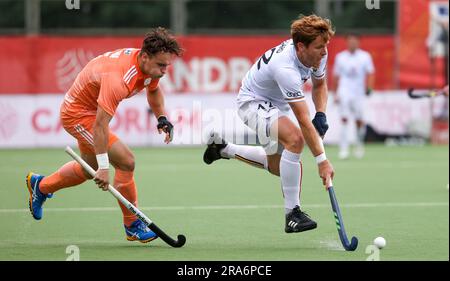 Antwerpen, Belgien. 01. Juli 2023. Belgiens Gauthier Boccard kämpft bei einem Hockeyspiel zwischen der belgischen Nationalmannschaft Red Lions und den Niederlanden um den Ball, Spiel 10/12 in der Gruppenphase der Männer FIH Pro League 2023, Samstag, den 01. Juli 2023 in Antwerpen. BELGA PHOTO VIRGINIE LEFOUR Kredit: Belga News Agency/Alamy Live News Stockfoto