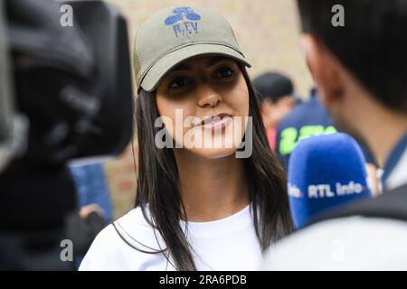 Schepdaal, Belgien. 01. Juli 2023. Remcos Frau Oumaima Oumi Rayane, die während der ersten Ausgabe der R.EV Ride, Schepdaal, Dilbeek, am Samstag, den 01. Juli 2023 fotografiert wurde. Der Verlauf dieser Tour folgt Evenepoels Lieblingstrainings durch das Pajottenland, die flämischen Ardennen und die Pays des Collines. BELGA FOTO TOM GOYVAERTS Kredit: Belga News Agency/Alamy Live News Stockfoto