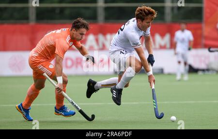 Antwerpen, Belgien. 01. Juli 2023. Belgiens Gauthier Boccard kämpft bei einem Hockeyspiel zwischen der belgischen Nationalmannschaft Red Lions und den Niederlanden um den Ball, Spiel 10/12 in der Gruppenphase der Männer FIH Pro League 2023, Samstag, den 01. Juli 2023 in Antwerpen. BELGA PHOTO VIRGINIE LEFOUR Kredit: Belga News Agency/Alamy Live News Stockfoto