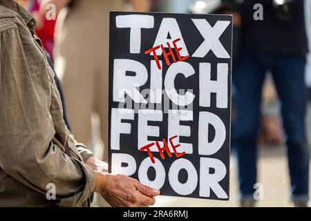 Genug ist genug - Protest gegen die Lebenshaltungskosten findet in Falmouth statt, da die Treibstoffkosten weiter steigen. Stockfoto