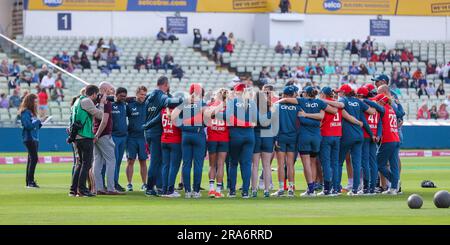 Birmingham, Großbritannien. 01. Juli 2023. Vor dem Spiel findet ein Team-Meeting statt, das am IT20 1. Juli 2023 beim ersten Vitalitätsspiel der Frauen zwischen England Women und Australia Women auf dem Edgbaston Cricket Ground in Birmingham, England, stattfand. Foto: Stuart Leggett. Nur redaktionelle Verwendung, Lizenz für kommerzielle Verwendung erforderlich. Keine Verwendung bei Wetten, Spielen oder Veröffentlichungen von Clubs/Ligen/Spielern. Kredit: UK Sports Pics Ltd/Alamy Live News Stockfoto