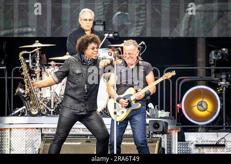 Oslo, Norwegen. 30. Juni 2023. Der amerikanische Sänger, Songwriter und Musiker Bruce Springsteen führt ein Live-Konzert mit der E Street Band in Voldslokka in Oslo auf. Hier sehen Sie Springsteen live auf der Bühne mit dem Saxophonisten Jake Clemons (L). (Foto: Gonzales Photo/Alamy Live News Stockfoto
