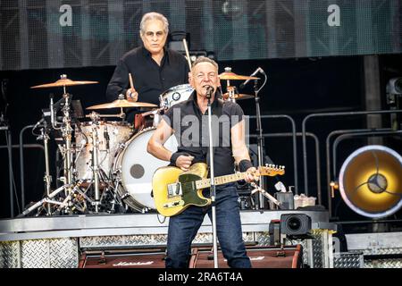 Oslo, Norwegen. 30. Juni 2023. Der amerikanische Sänger, Songwriter und Musiker Bruce Springsteen führt ein Live-Konzert mit der E Street Band in Voldslokka in Oslo auf. (Foto: Gonzales Photo/Alamy Live News Stockfoto
