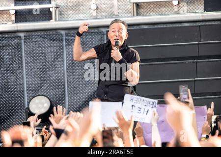 Oslo, Norwegen. 30. Juni 2023. Der amerikanische Sänger, Songwriter und Musiker Bruce Springsteen führt ein Live-Konzert mit der E Street Band in Voldslokka in Oslo auf. (Foto: Gonzales Photo/Alamy Live News Stockfoto