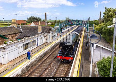 East Lothian, Vereinigtes Königreich. 01. Juli 2023 im Bild: Der fliegende Schotte fährt durch den Bahnhof Drem in East Lothian auf dem Weg nach Edinburgh als Teil seiner hundertjährigen Tour. Kredit: Rich Dyson/Alamy Live News Stockfoto