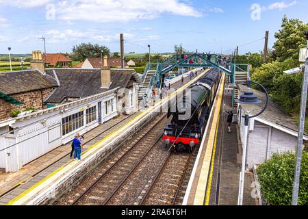 East Lothian, Vereinigtes Königreich. 01. Juli 2023 im Bild: Der fliegende Schotte fährt durch den Bahnhof Drem in East Lothian auf dem Weg nach Edinburgh als Teil seiner hundertjährigen Tour. Kredit: Rich Dyson/Alamy Live News Stockfoto