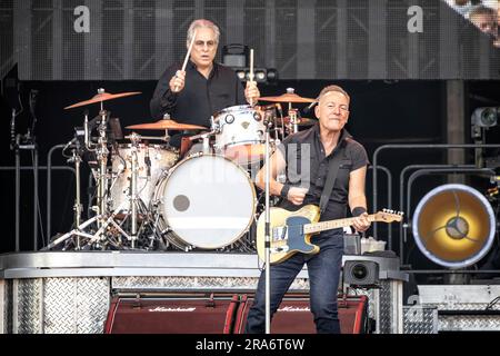 Oslo, Norwegen. 30. Juni 2023. Der amerikanische Sänger, Songwriter und Musiker Bruce Springsteen führt ein Live-Konzert mit der E Street Band in Voldslokka in Oslo auf. (Foto: Gonzales Photo/Alamy Live News Stockfoto
