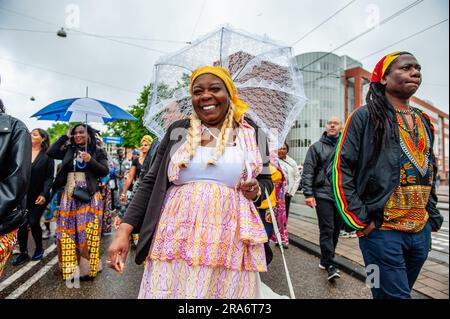 Amsterdam, Niederlande. 01. Juli 2023. Suriname-Frau wird glücklich beim Paraden gesehen. Keti Koti wird traditionell mit einer gemütlichen und farbenfrohen Parade in traditioneller Kleidung namens Bigi Spikri eröffnet. Die Parade beginnt am stadtrat und endet am Slavery Monument Place in Oosterpark. Kredit: SOPA Images Limited/Alamy Live News Stockfoto