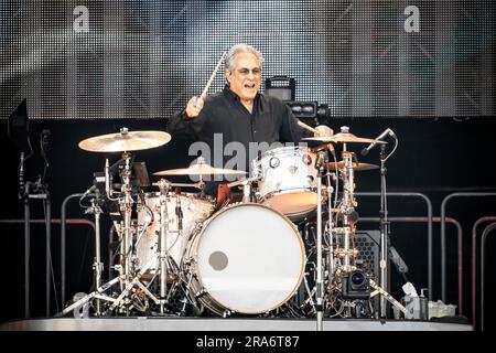 Oslo, Norwegen. 30. Juni 2023. Drummer Max Weinberg tritt live mit dem amerikanischen Sänger Bruce Springsteen in Voldslokka in Oslo auf. (Foto: Gonzales Photo/Alamy Live News Stockfoto